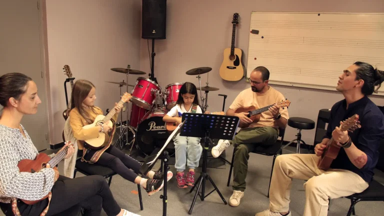 atelier musique ukulele parents enfants avec Bernardo Martinez MB à Escalquens